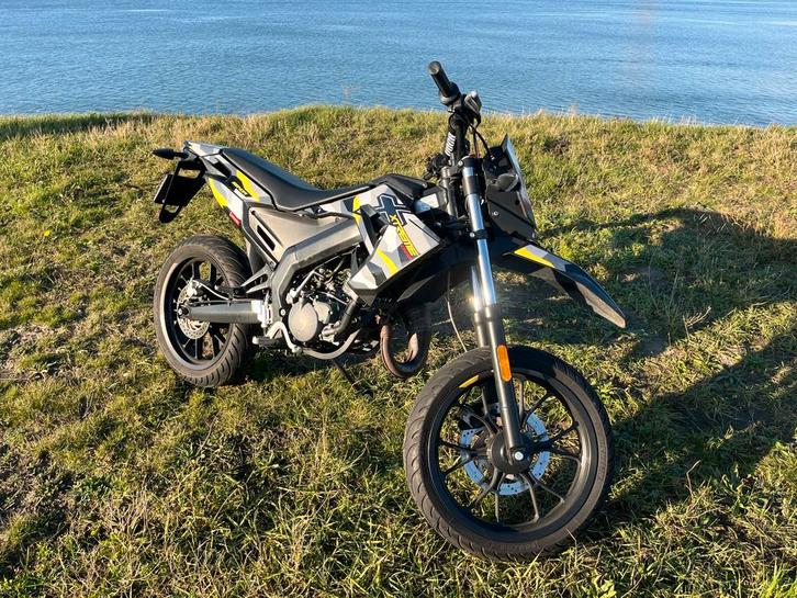 Derbi senda, Fietsen en Brommers, Brommers | Derbi, Zo goed als nieuw, Maximaal 45 km/u, Ophalen