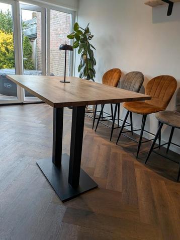 Hoge eettafel, bar met houten blad en stalen poot beschikbaar voor biedingen