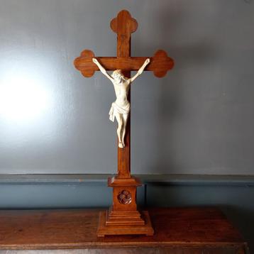 Houten crucifix met bisquit corpus beschikbaar voor biedingen