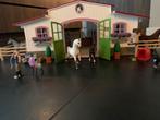 Schleich Paardenstal/ Manege met 14 Schleich paarden etc., Ophalen of Verzenden, Zo goed als nieuw