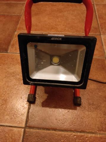 4tecx Bouwlamp met oplaadkabel en goed licht beschikbaar voor biedingen