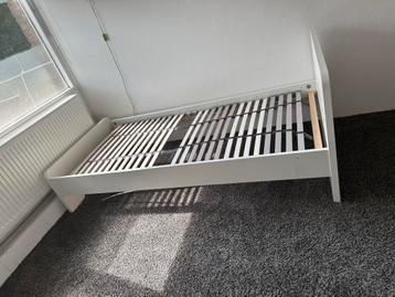 GRATIS !!!! Eén persoonsbed met lattenbodem