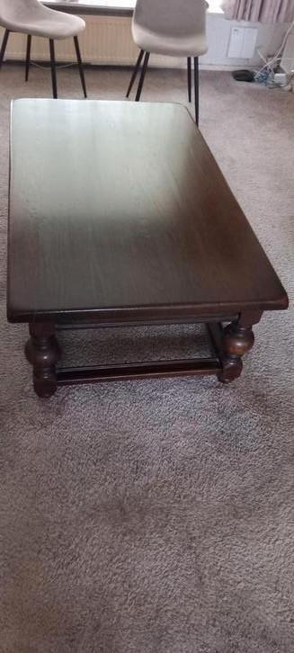 Eiken salontafel met lades beschikbaar voor biedingen