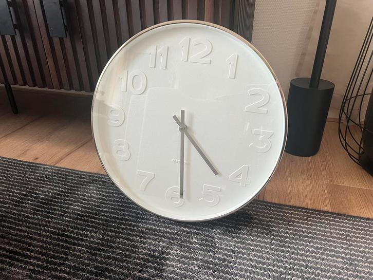 Karlsson Mr White klok, Huis en Inrichting, Woonaccessoires | Klokken, Gebruikt, Wandklok, Analoog, Ophalen