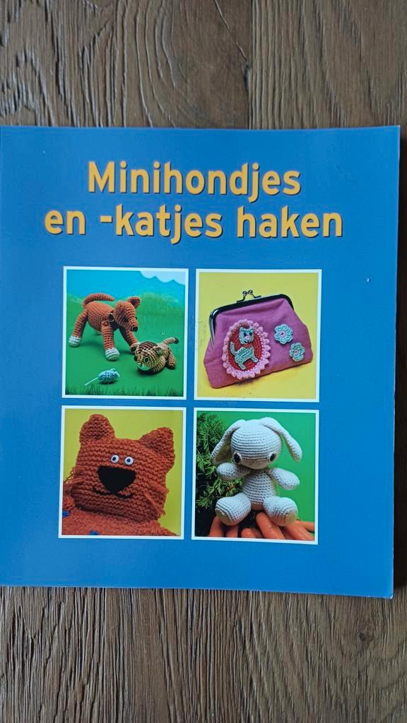 Minihondjes en Katjes Haken - Patroonboek, Hobby en Vrije tijd, Breien en Haken, Zo goed als nieuw, Haken, Patroon of Boek, Ophalen of Verzenden