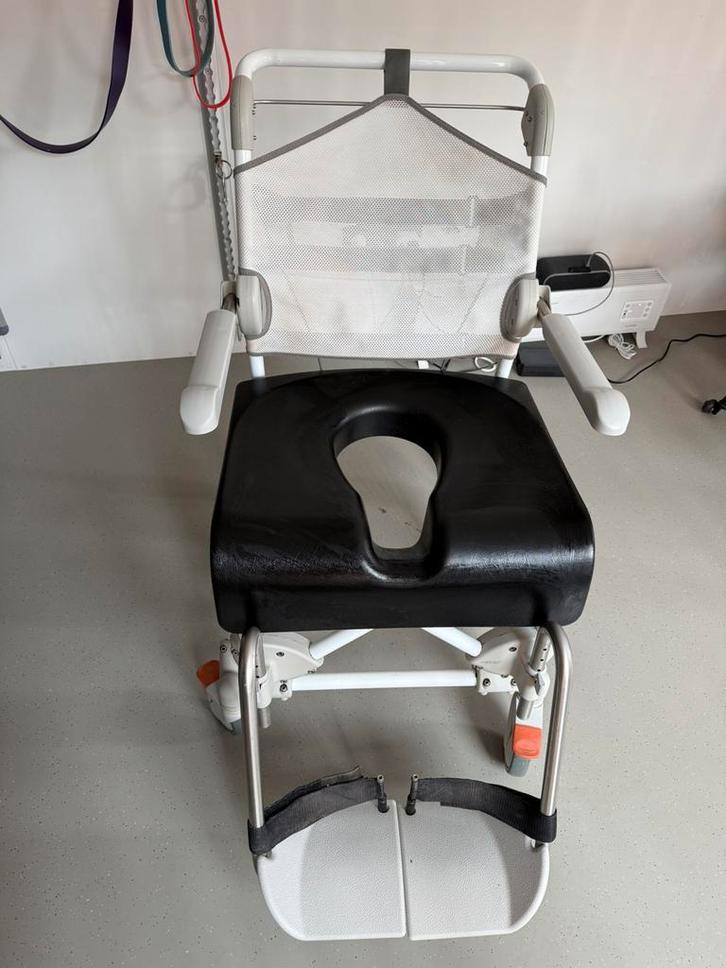 Etac Swift Mobil Tilt verrijdbare douche-toiletstoel, Diversen, Verpleegmiddelen, Gebruikt, Ophalen of Verzenden
