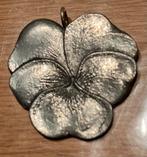 Hanger viooltje tin 94 %, 4 cm breed, Sieraden, Tassen en Uiterlijk, Antieke sieraden, Ophalen, Overige materialen, Hanger