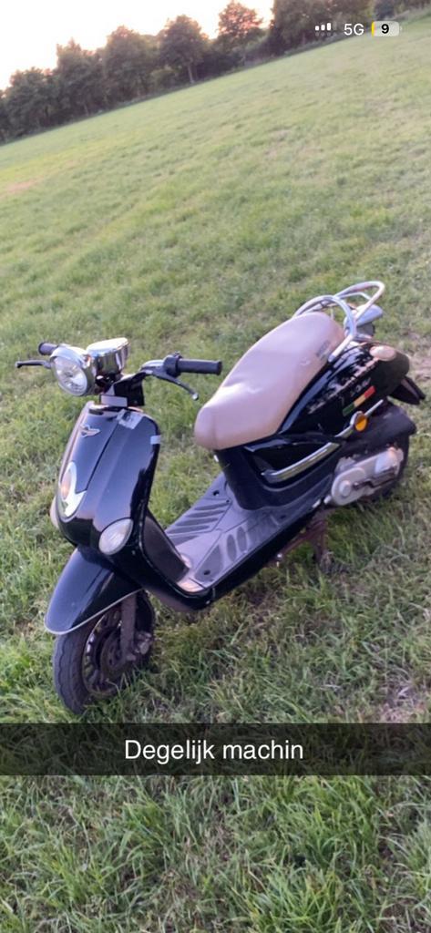 Hele dikke razzo scooter blauwe plaat 65 km/u, Fietsen en Brommers, Scooters | Peugeot, Zo goed als nieuw, Overige modellen, Benzine