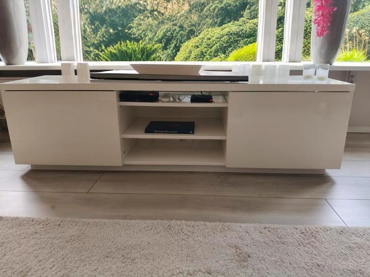Moderne witte TV meubel met opbergruimte, Huis en Inrichting, Kasten | Televisiemeubels, Zo goed als nieuw, Minder dan 100 cm
