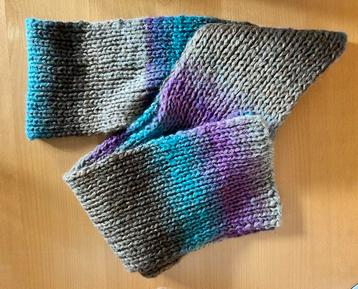 Mooie lange hand gebreide sjaal beschikbaar voor biedingen