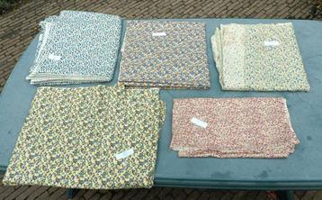 Vintage katoen stof bloem. 90 breed div. lengtes €2,50 (KS8) beschikbaar voor biedingen