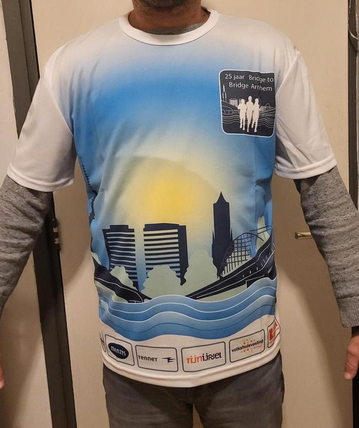 Bridge to bridge loop Arnhem 25 jaar T-shirt XL, Verzamelen, Militaria | Tweede Wereldoorlog, Kleding of Schoenen, Nederland, Ophalen of Verzenden