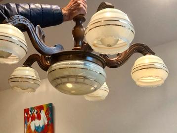 Antieke kroonluchter met 6 armen en glazen kappen beschikbaar voor biedingen