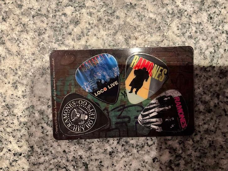 4 uitneembare plectrums van de Rammones, Verzamelen, Muziek, Artiesten en Beroemdheden, Nieuw, Foto of Kaart, Ophalen of Verzenden