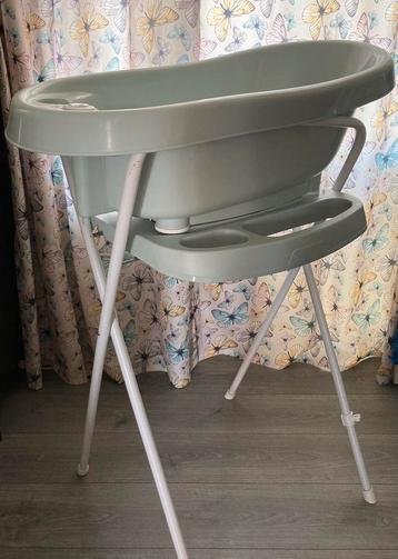 Bebejou babybadje met standaard en thermometer beschikbaar voor biedingen