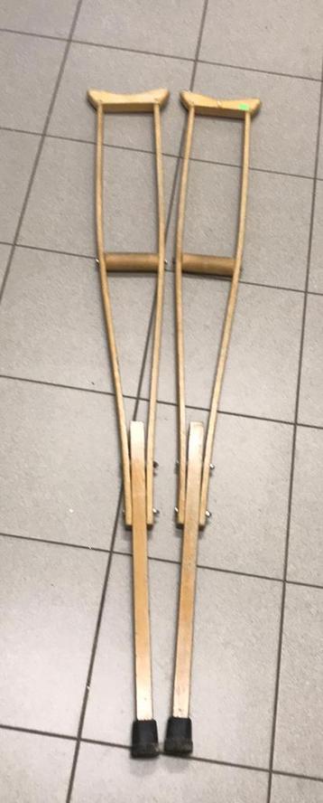 2x vintage houten krukken beschikbaar voor biedingen