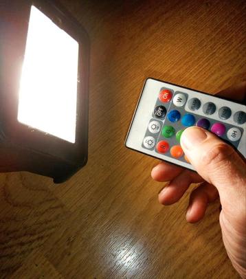 LED Lamp Binnen/Buiten met a.b en automatisch kleuren wissel beschikbaar voor biedingen