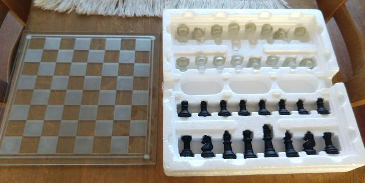 Glazen schaakspel z.g.a.n. +  Leerboek + DVD 's, Hobby en Vrije tijd, Gezelschapsspellen | Bordspellen, Ophalen