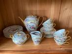 Antiek servies met bloemmotief op parelmoer ondergrond, Antiek en Kunst, Ophalen of Verzenden