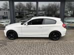 BMW 1-serie 118i Business Line automaat standkachel, Auto's, BMW, Wit, Origineel Nederlands, 1265 kg, Parkeersensor