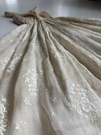Vintage 1940s-50s COUTURE geborduurde bruidsjurk, Antiek en Kunst, Antiek | Kleding en Accessoires, Verzenden, Dames