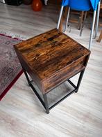 Bijzettafel en/of nachtkastje, Huis en Inrichting, Tafels | Bijzettafels, Minder dan 55 cm, Gebruikt, Metaal of Aluminium, Vierkant