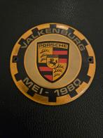 PORSCHE EMBLEEM VALKENBURG MEI 1980, Verzamelen, Gebruikt, Ophalen of Verzenden