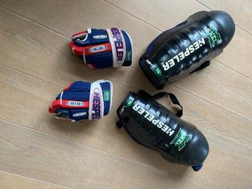 ijshockey handschoenen en knie/scheenbeschermers junior beschikbaar voor biedingen
