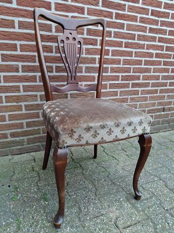 Antieke stoel beschikbaar voor biedingen
