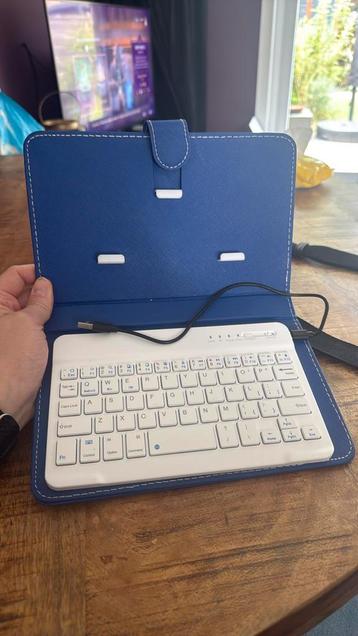 Telefoonhoes met bluetooth keyboard beschikbaar voor biedingen