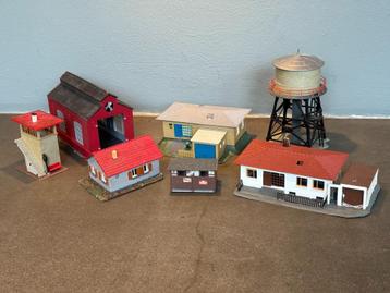 7 huizen, watertoren, seinhuis, locloods, toiletgebouw beschikbaar voor biedingen