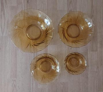 4 nostalgische schalen in amberkleur beschikbaar voor biedingen
