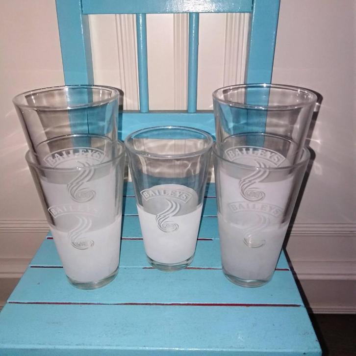 Baileys Cream Latte glazen set van 5 gebruikte staat, Huis en Inrichting, Keuken | Servies, Gebruikt, Glas of Glazen, Overige stijlen