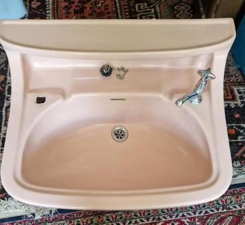 Vintage roze wasbak met een planchet De sphinx  Maastricht beschikbaar voor biedingen