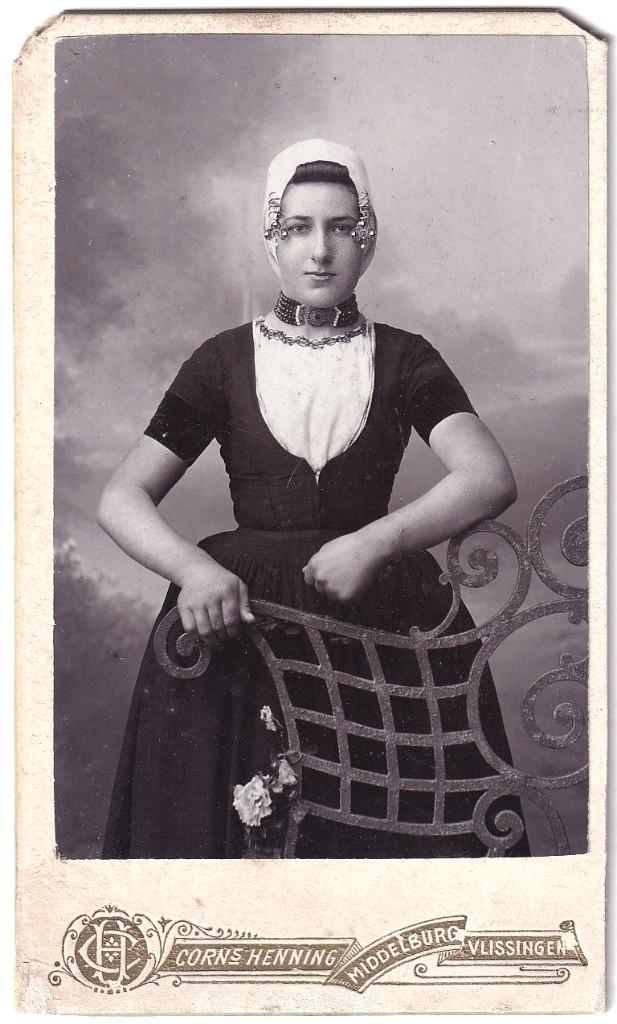 CDV - Jonge Vrouw Klederdracht Walcheren - Foto Henning, Verzamelen, Foto's en Prenten, Gebruikt, Foto, Klederdracht, Voor 1940