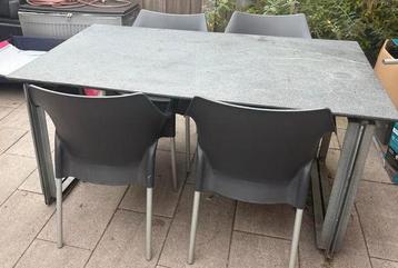 Granieten tuinset met verlengstuk beschikbaar voor biedingen