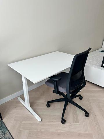Bureau + stoel beschikbaar voor biedingen