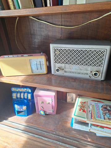 2 Oude Radio's: Philips Lampenradio & Transistorradio beschikbaar voor biedingen