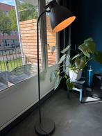 Grijze staande lamp incl. mooi peertje, Ophalen, Zo goed als nieuw, Metaal, 150 tot 200 cm