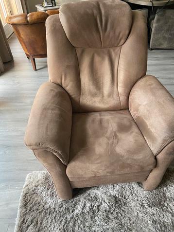 Prachtige taupe fauteuil beschikbaar voor biedingen