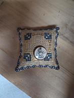 Vintage Kussentje met Foto Medaillon, Antiek en Kunst, Antiek | Kleden en Textiel, Ophalen of Verzenden