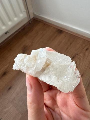 Bergkristal stukje (edelsteen) beschikbaar voor biedingen