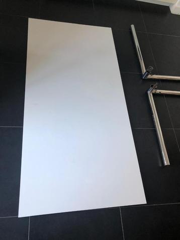 Witte tafel met rvs poten en 6 bijbehorende stoelen