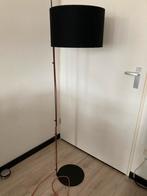 Zeer mooie moderne zwarte staande lamp. Alleen ophalen., Huis en Inrichting, Lampen | Vloerlampen, Ophalen, Gebruikt, Metaal, Modern