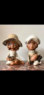 Vintage beeldjes jongen met rugbybal en meisje met mandje, Antiek en Kunst, Kunst | Beelden en Houtsnijwerken, Ophalen of Verzenden