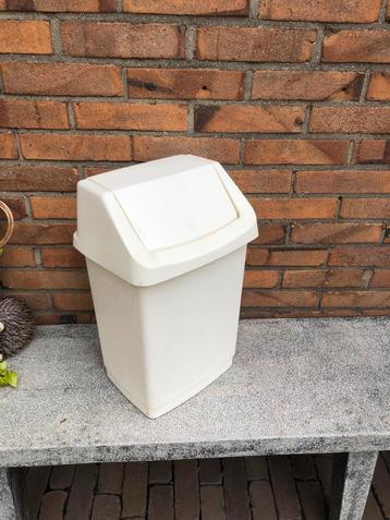 Witte Prullenbak met Klepdeksel beschikbaar voor biedingen