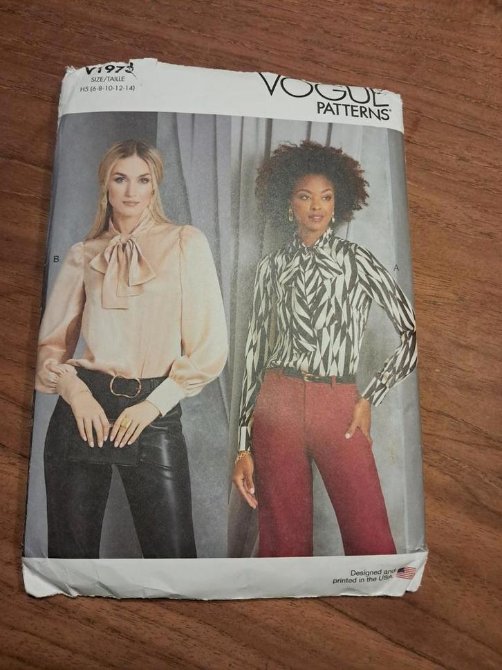 Vogue v1973 naaipatroon voor strikblouse, Hobby en Vrije tijd, Kledingpatronen, Zo goed als nieuw, Vrouw, Overige merken, Ophalen of Verzenden