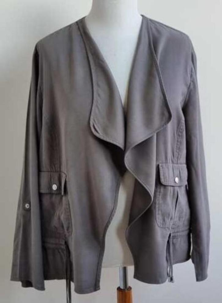 Canda grijs loshangend jasje mt. 48, Kleding | Dames, Jasjes, Kostuums en Pakken, Zo goed als nieuw, Jasje, Maat 46/48 (XL) of groter