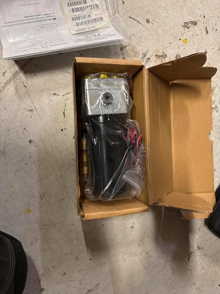 Nieuwe Raymarine Raypilot Typ1 12V Stuurpomp M81120, Watersport en Boten, Bootonderdelen, Nieuw, Motor en Techniek, Zeilboot of Motorboot