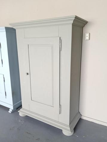 Leuke oude brocante kast voor kinderkamer. beschikbaar voor biedingen